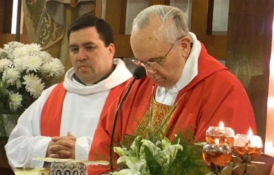 Padre Omar Cadenini con el entonces Cardenal Bergoglio (foto de archivo)