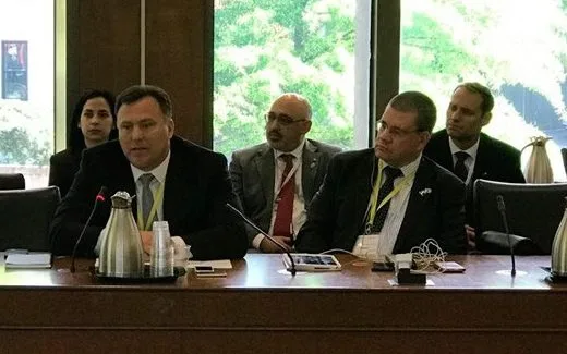El ministro del MOPC (d) con un colega.