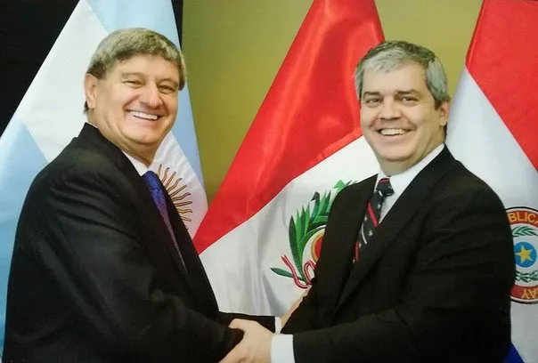 Raúl Diez Canseco, fundador presidente de la Univ. San Ignacio de Loyola(I), y el ministro de Educación de Paraguay (D)