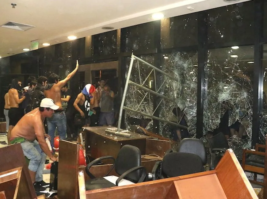 La turba actuó con mucha violencia para ingresar a la planta baja del Senado. Luego incendió el luga
