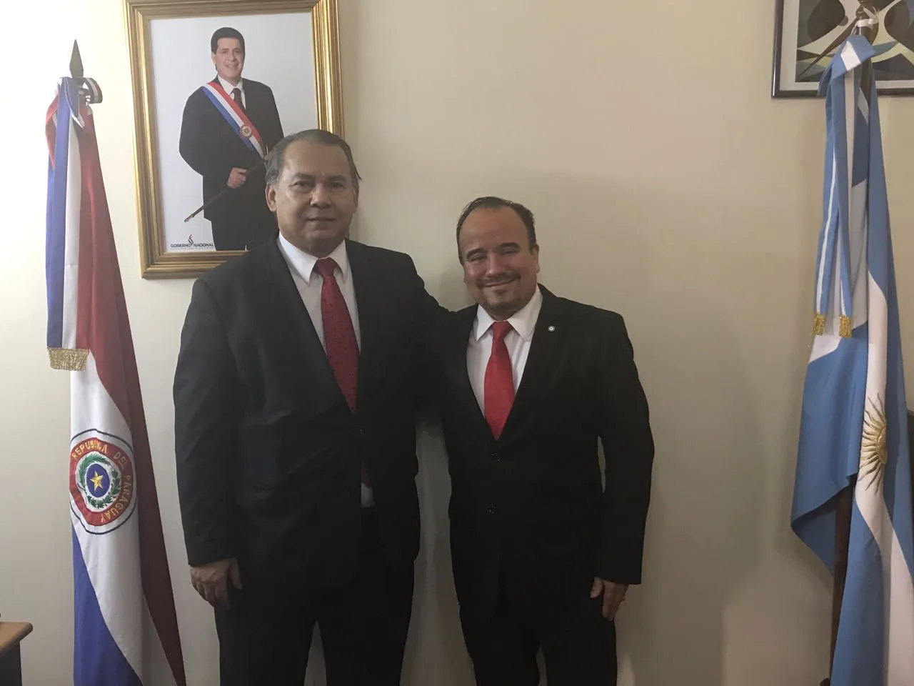 Cónsul Edilberto Cantero (i) y Julio Estévez (h), Secretario  de ARPA 