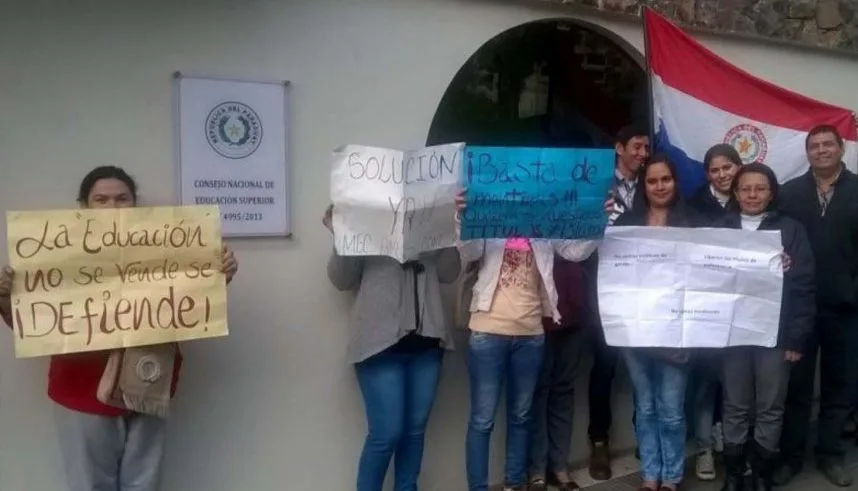 En el local del Cones, ubicado sobre la calle Piribebuy Nº 460, en Asunción, desfilan los estudiantes “estafados” en buscan de soluciones a sus casos. Exigen clausura. / ABC Color