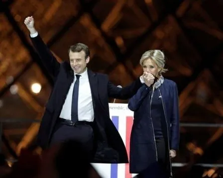 Macron con su esposa Brigitte Trogneux (Foto Reuters)
