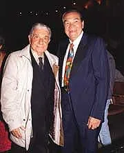 Augusto Roa Bastos con el cantante y compositor Agustín Barboza, cuando este último festejó sus 85 años en el Centro Cultural Guaraní, en mayo de 1998
