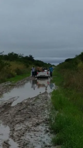 Hasta los vehículos todo terreno 4X4 quedan empantanados en el tramo. / Carlos Almirón, ABC Color