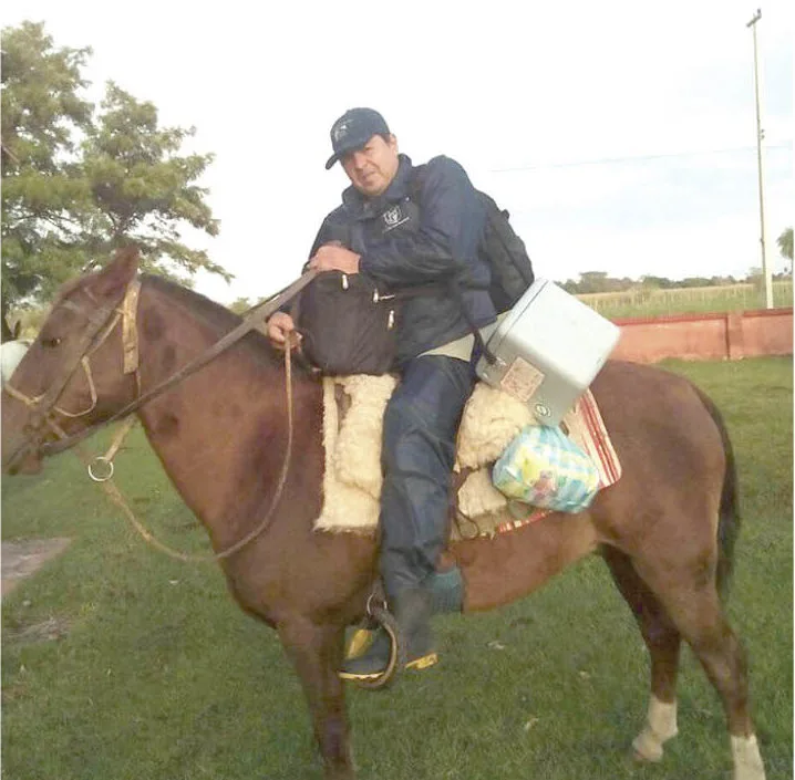 Compañeros de trabajo: el doctor Francisco Domínguez, preparado para ir a trabajar con su compañero “Vagabundo”
