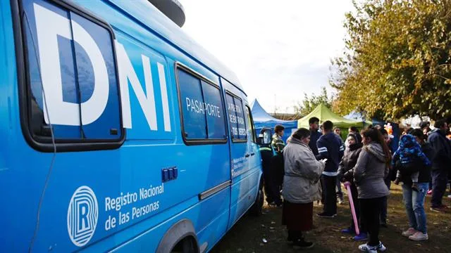 En un operativo en Pilar, unos 20 menores tramitaron su DNI. (Foto: LA NACION / Silvana Colombo)