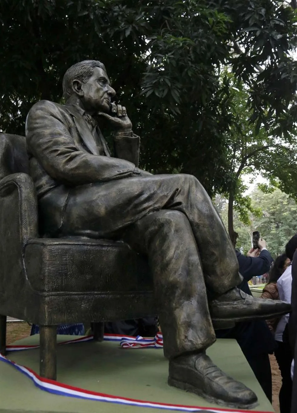 roa bastos estatua en py va